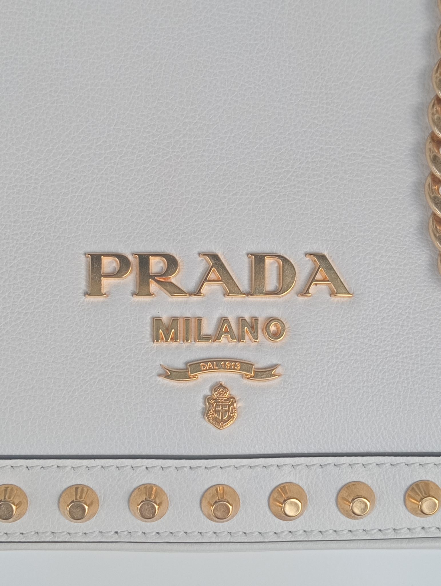 Bolso prada blanco y dorado