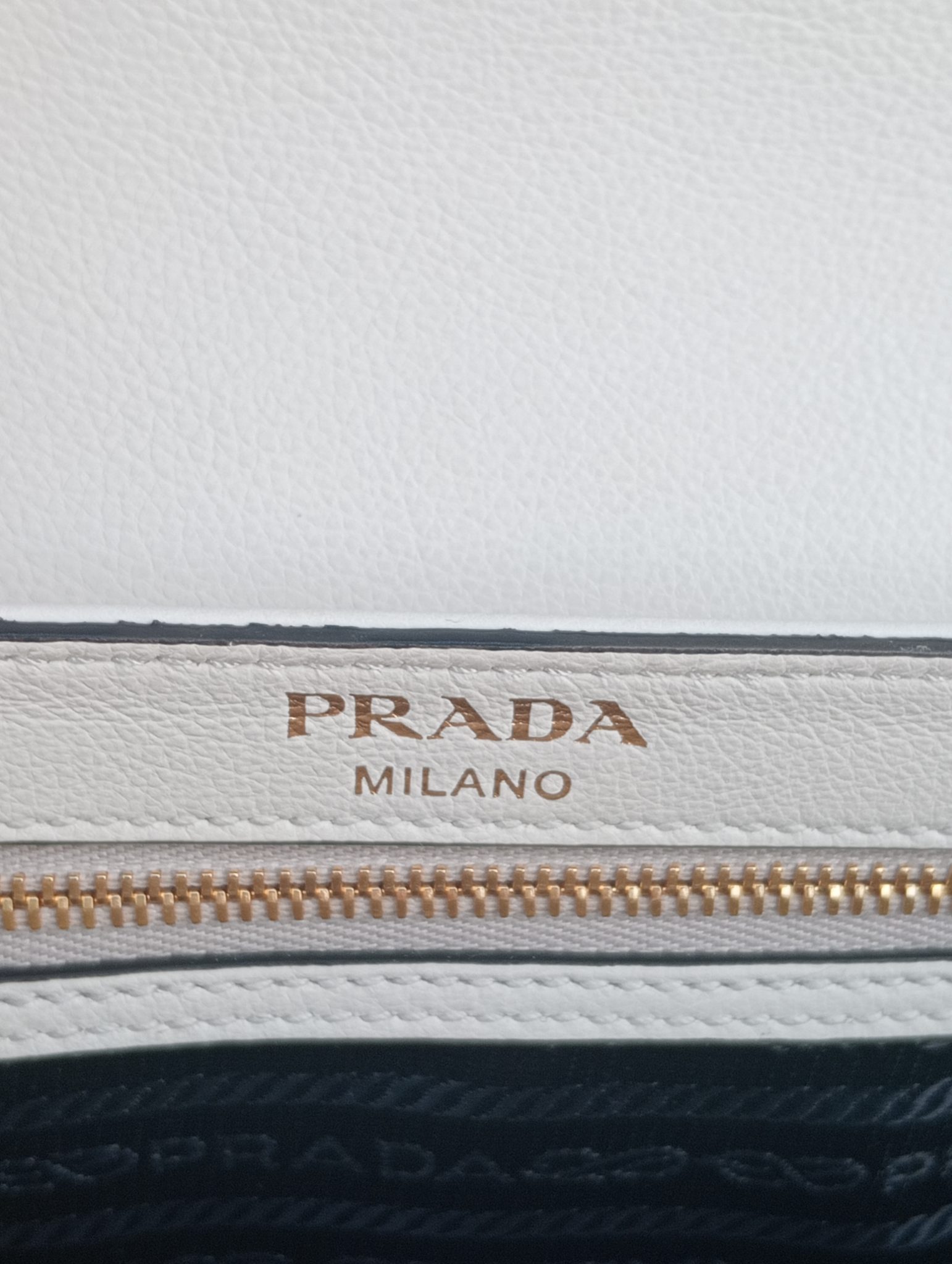 Bolso prada blanco y dorado