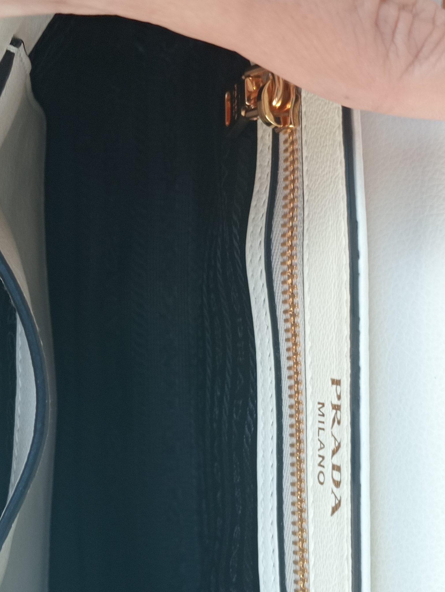 Bolso prada blanco y dorado